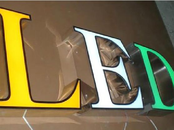 衡山介绍LED招牌的基础知识。